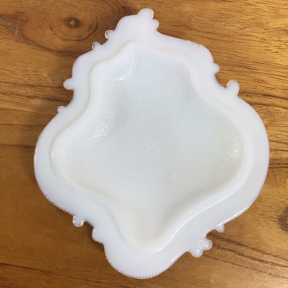 Vintage John E. Kemper White Milk Glass Covered Trinket Dish - Picture 9 of 9